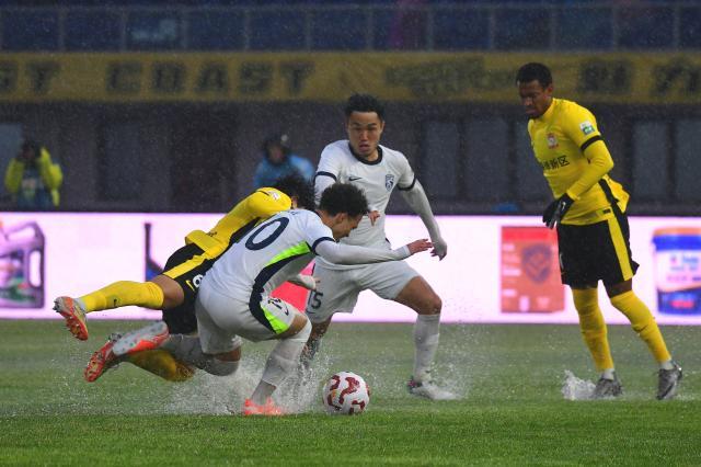 kaiyun-暴雨中踢18分钟！西海岸VS三镇延期至3日14点再战