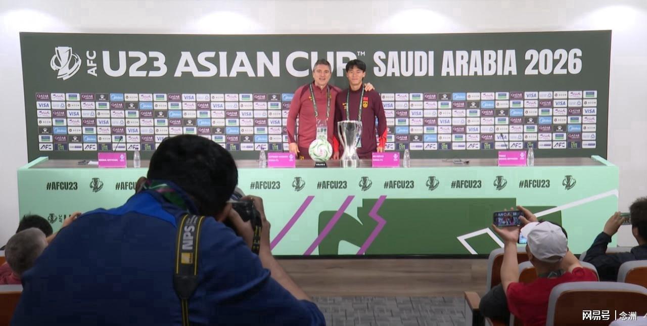 kaiyun-与奖杯合影!安东尼奥:我们怀揣巨大梦想 胡荷韬:希望创造历史